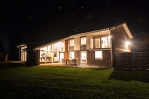 A modern house with a large patio and a dining area. - Holiday home Emmelsbüll (Emmelsbüll-Horsbüll)