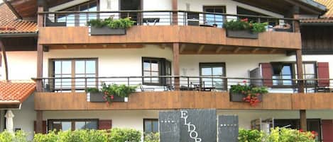 Un hotel de varios pisos con balcones, fachada de piedra y un cartel que dice 'ELDORADO'.