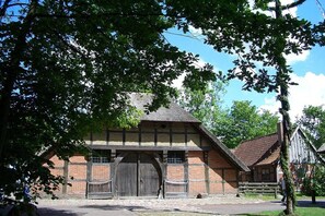Ein traditionelles Gebäude mit einer großen Holztür und einem geneigten Dach.