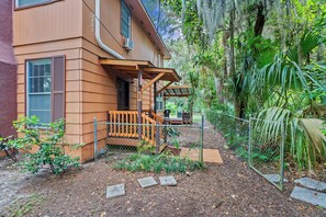 Unclassified image, 3 of 39, button - Relax in a spacious 1BR wooded retreat in New Smyrna Beach with a modern open kitchen, comfortable living area and covered back deck overlooking nature. (New Smyrna Beach)