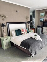 Suíte luxo, várias camas, varanda, vista para o jardim | Ferros/tábuas de passar roupa, Wi-Fi de cortesia