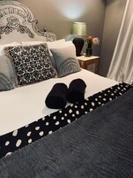 Quarto casal luxo, cozinha, vista para a cidade | Ferros/tábuas de passar roupa, Wi-Fi de cortesia