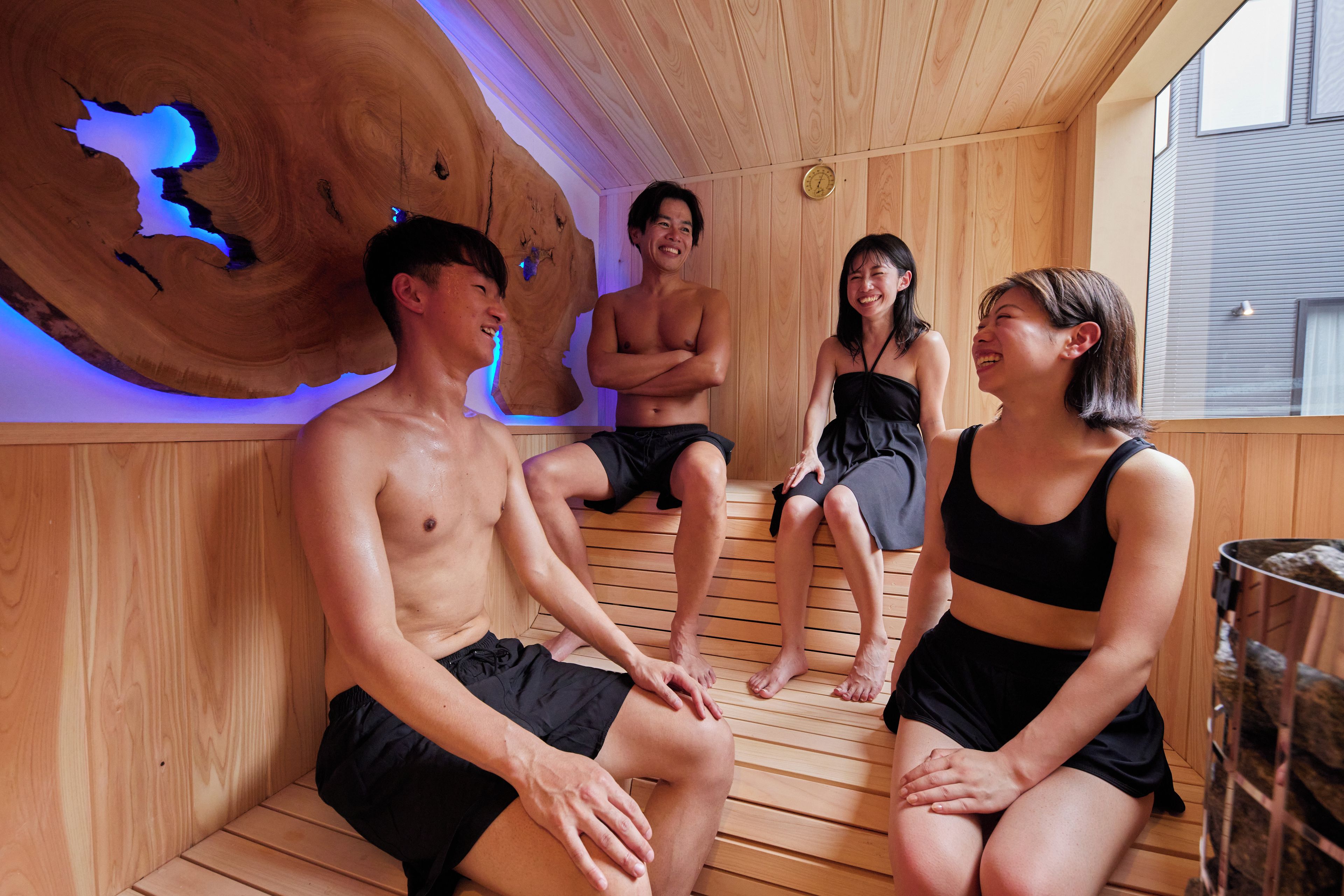 Una sauna con paredes de madera y una gran pieza central de madera.