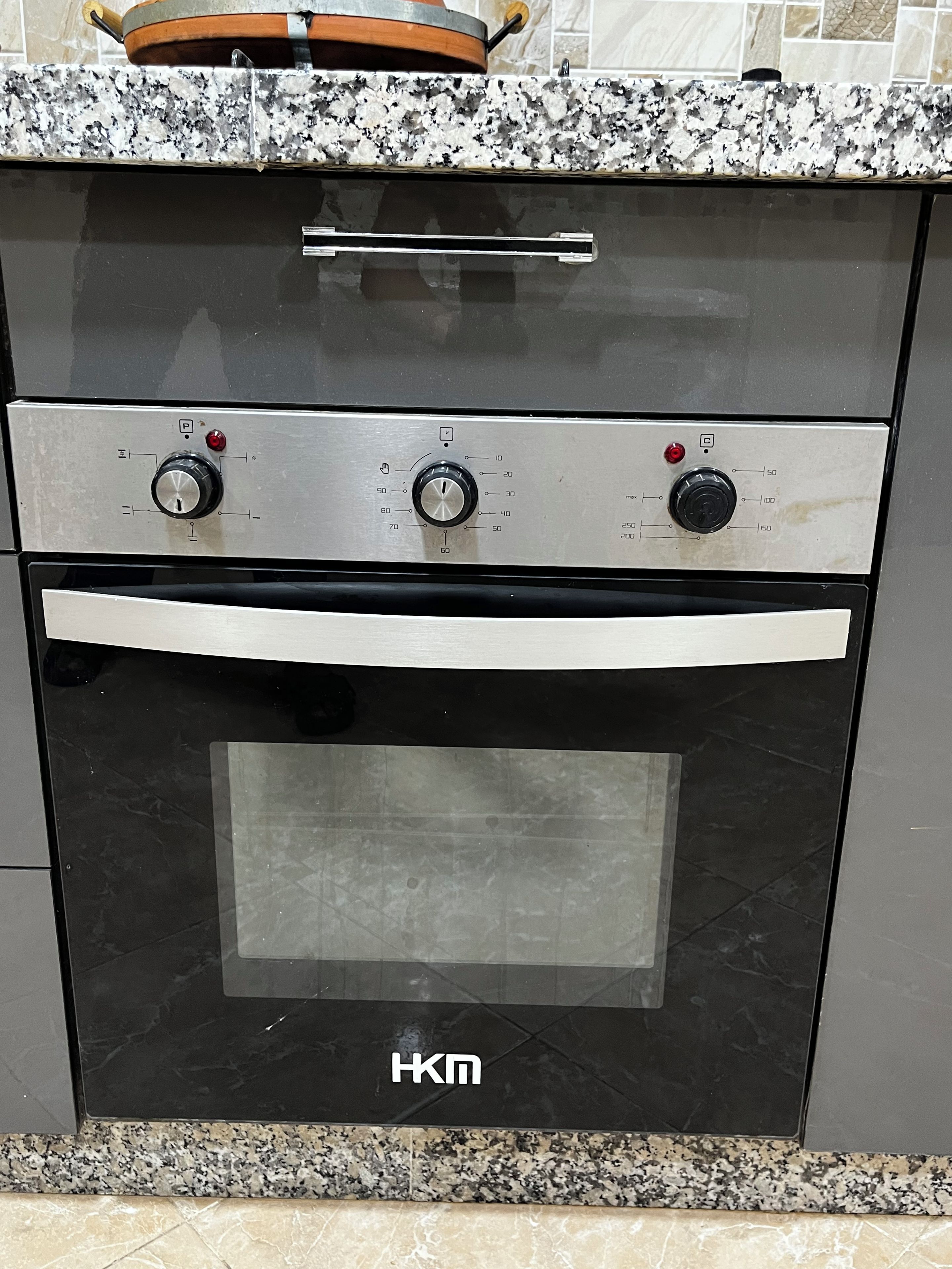 Eine Küche mit eingebautem Backofen und Kochfeld.