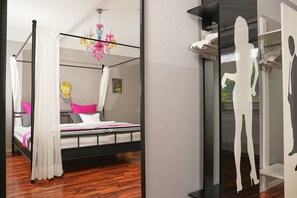 A four-poster bed with a canopy, a chandelier, and a wardrobe with a mirror. - Holiday Lounge & Art (Bad Driburg)
