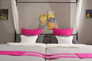 A bed with a canopy, two pillows, and a blanket. - Holiday Lounge & Art (Bad Driburg)