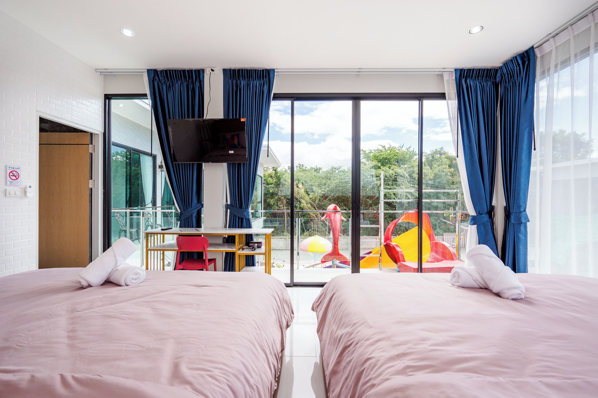 Cortinas blackout, Wi-Fi de cortesia, roupa de cama