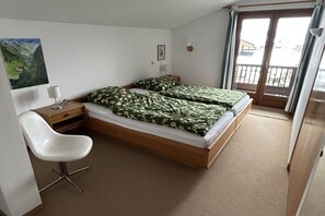 Una habitación con una cama, un escritorio y una silla.