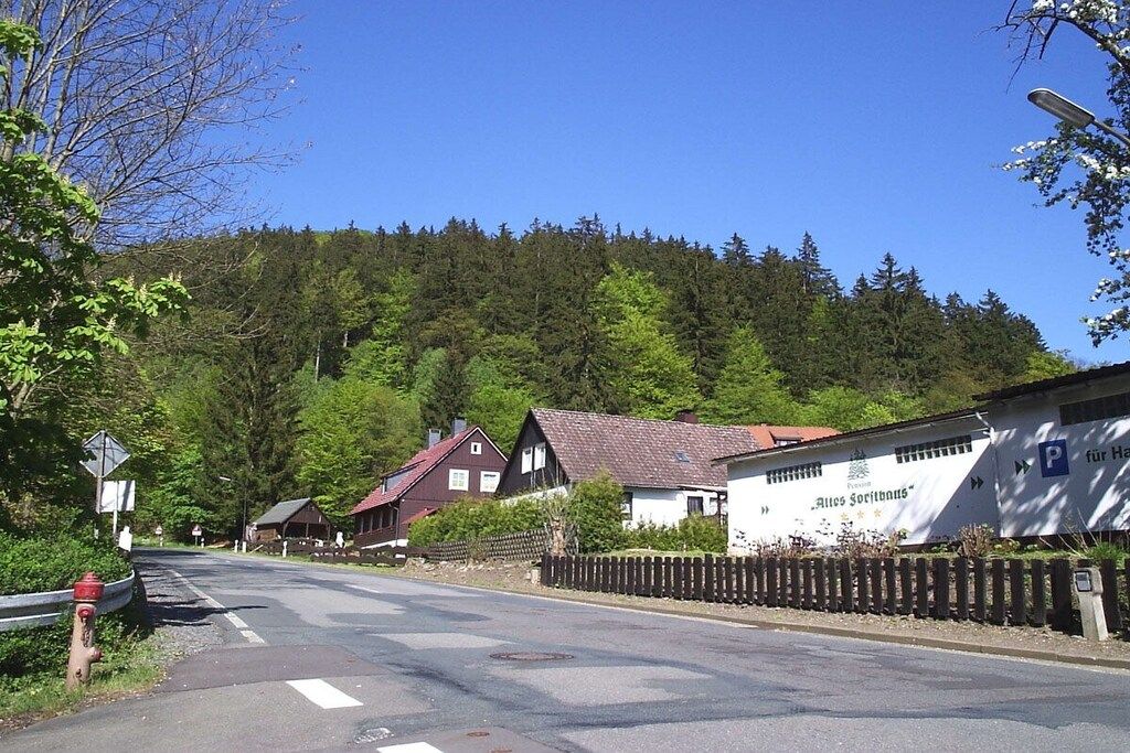 A road leading to a building with a sign that reads 'Alles Sorbent.'