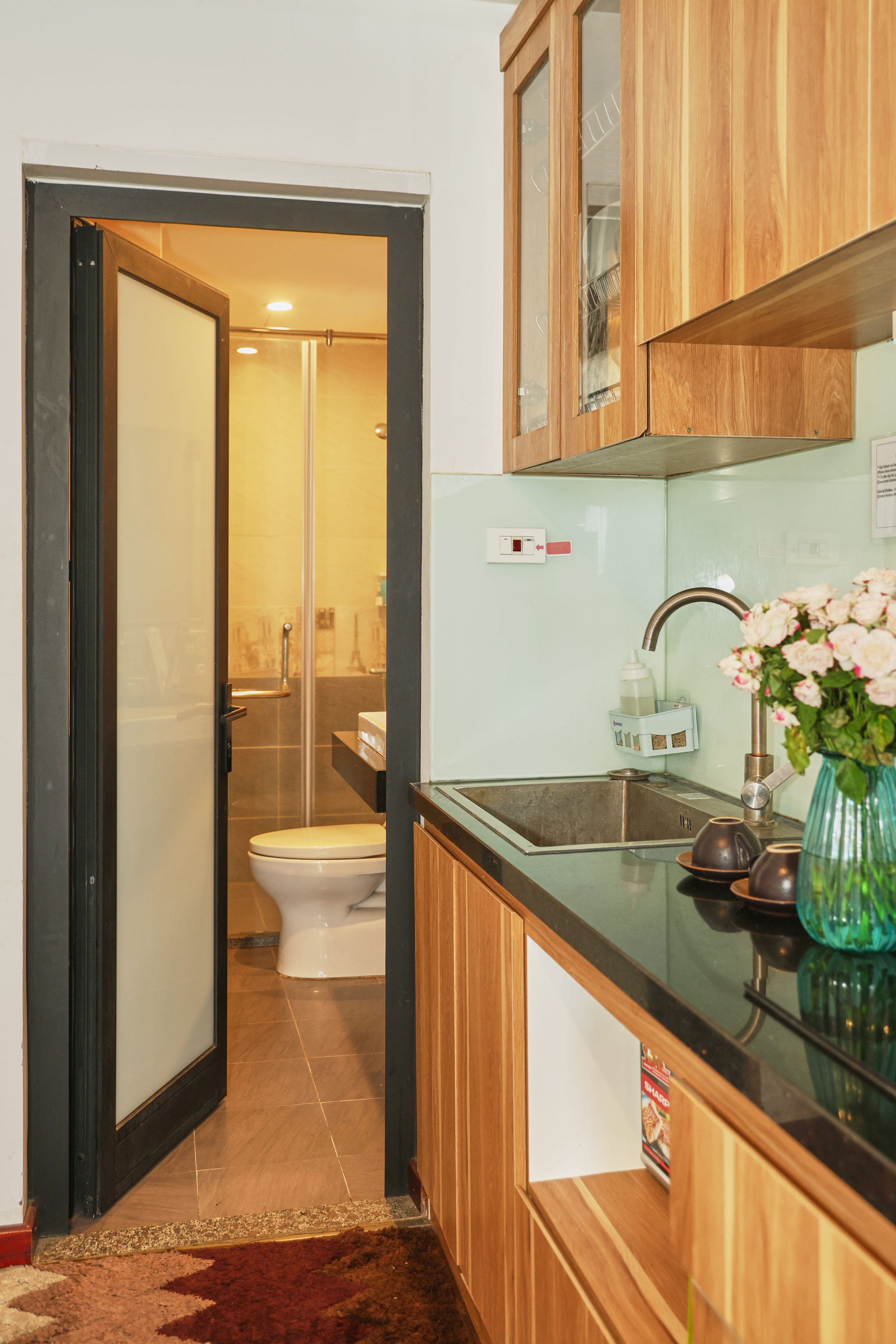Deluxe Double Room, Lake View | Bathroom | Shower, free toiletries, hair dryer, slippers
