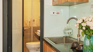 Deluxe Double Room, Lake View | Bathroom | Shower, free toiletries, hair dryer, slippers