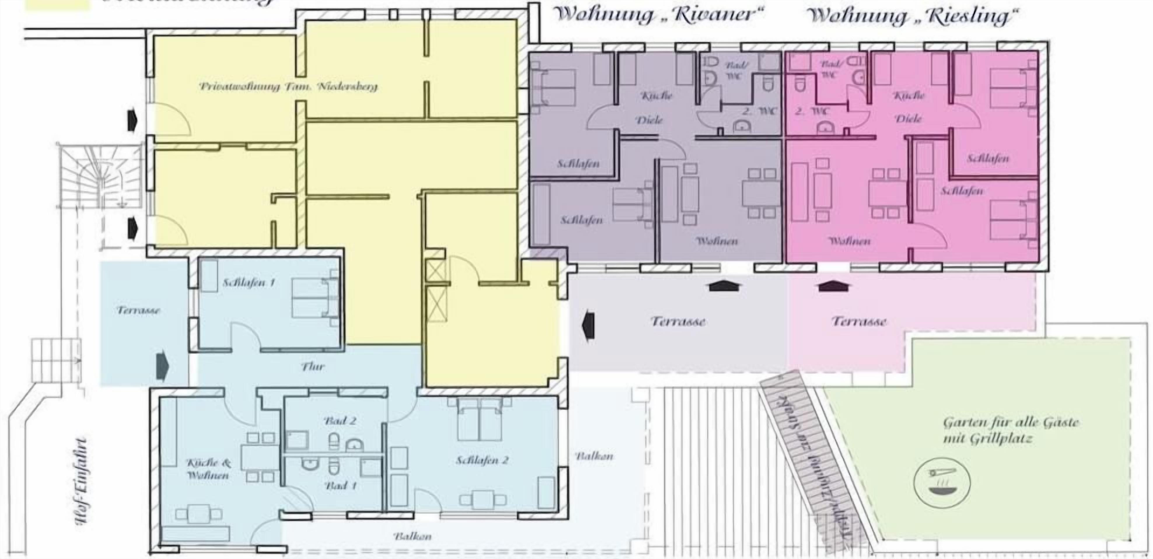 Ein Hotelgrundriss mit mehreren Zimmern, einer Terrasse und einem Gartenbereich.