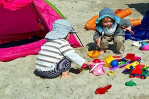 Two children playing with sand toys on a beach. - Nolte - Guesthouse Holnis (Glücksburg)