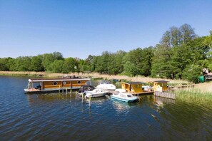 A dock with several boats and a small cabin. - B 1 directly at Lake Netzen (Kloster Lehnin)
