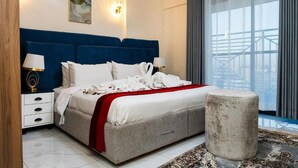 Vila, 2 quartos, sacada, vista para a cidade | Ferros/tábuas de passar roupa, Wi-Fi de cortesia, roupa de cama