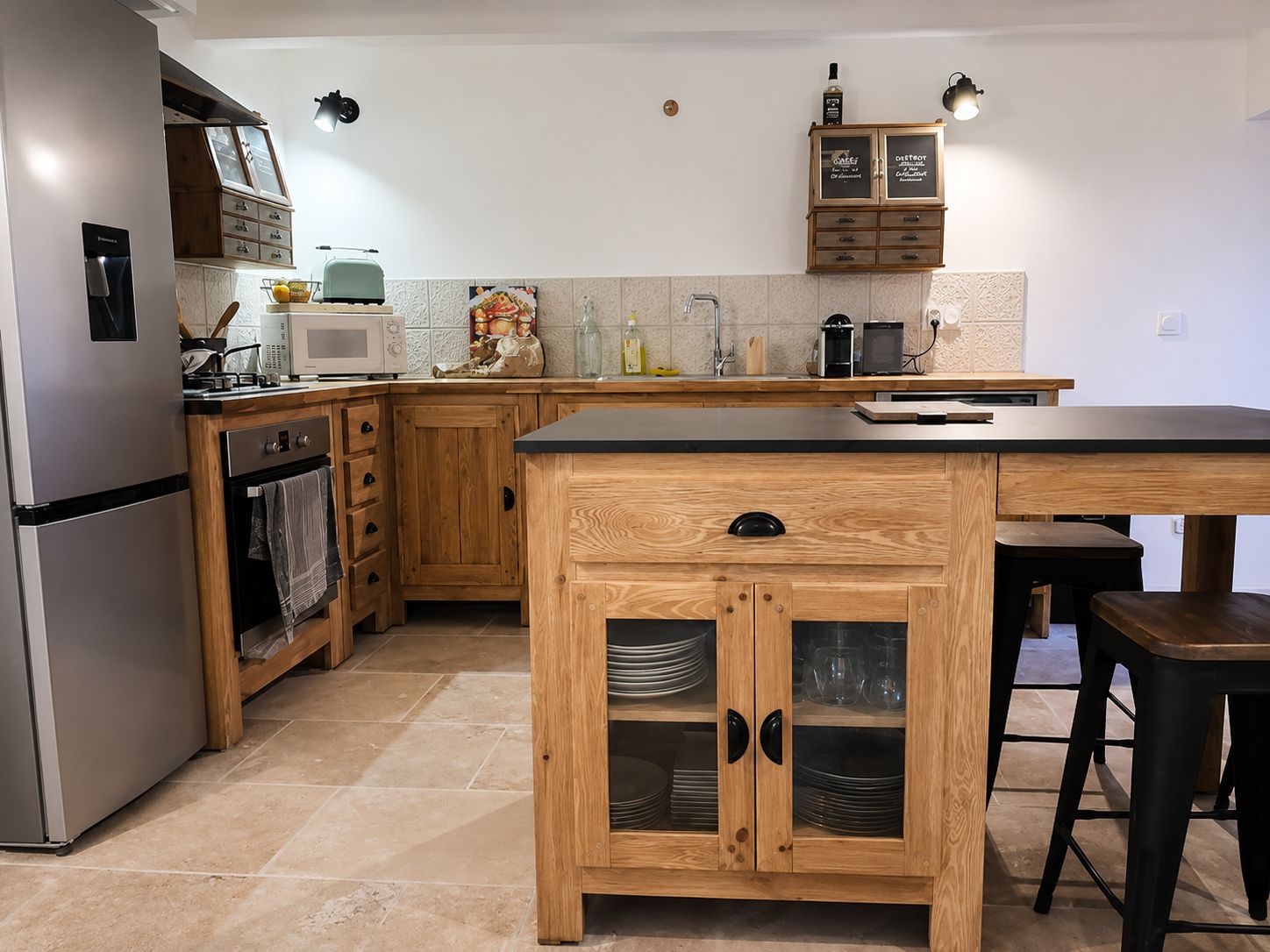 Een moderne keuken met houten kastjes, een ingebouwde magnetron en een roestvrijstalen koelkast.