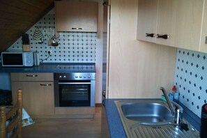 Una cocina equipada con microondas, horno y lavaplatos.