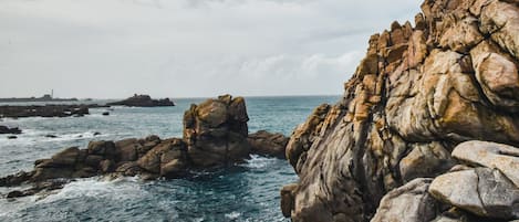 Un paisaje costero con formaciones rocosas y el mar.