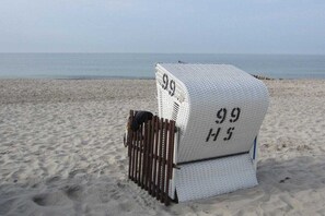 Een strandstoel met het nummer 99 en H5 erop.