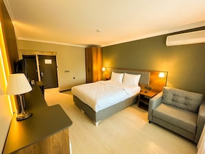Doppelzimmer, Balkon, Stadtblick