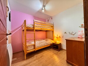 A bunk bed room with a wooden ladder, a bedside table with a lamp, and a dresser. - Le Bouquetin en Redingote Chalet: Mountain View, Wi-Fi, Air Conditioning (Aussois)