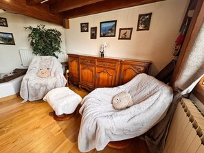 A room with two massage chairs, a wooden cabinet, and a radiator. - Le Bouquetin en Redingote Chalet: Mountain View, Wi-Fi, Air Conditioning (Aussois)