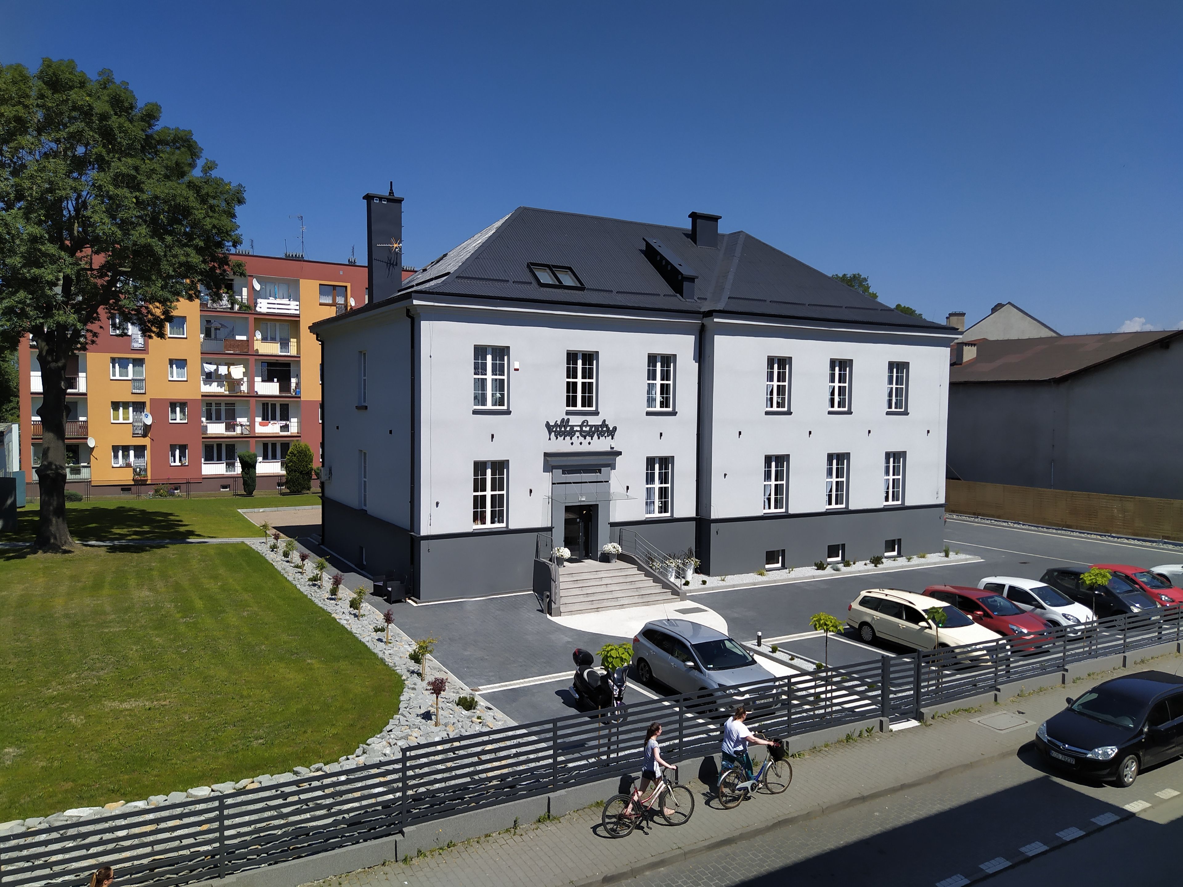 Un bâtiment à deux étages sur lequel on peut lire l’inscription « Willkommen ».