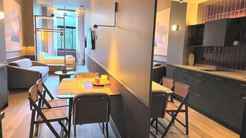Un interior moderno con comedor, cocina y zona de estar.