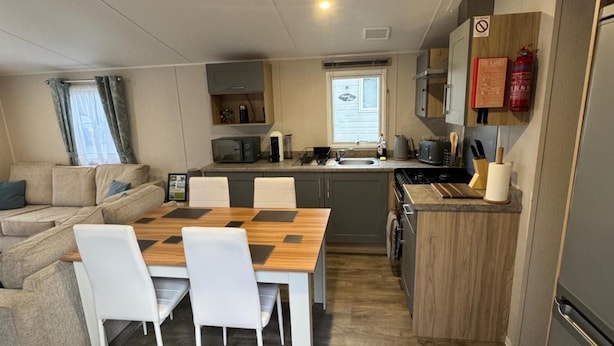 Unclassified image, 1 of 16, button - 2-bed - Sleeps 4 - Free Parking (Sandown)