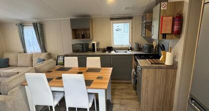 2-bed - Sleeps 4 - Free Parking