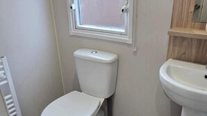 Unclassified image, 4 of 16, button - 2-bed - Sleeps 4 - Free Parking (Sandown)