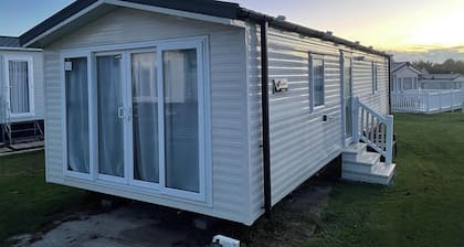 2-bed - Sleeps 4 - Free Parking