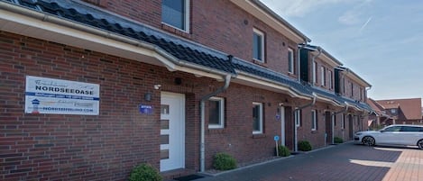 Una hilera de edificios de ladrillo con un letrero que indica un negocio llamado 'Nordsee Feeling'.