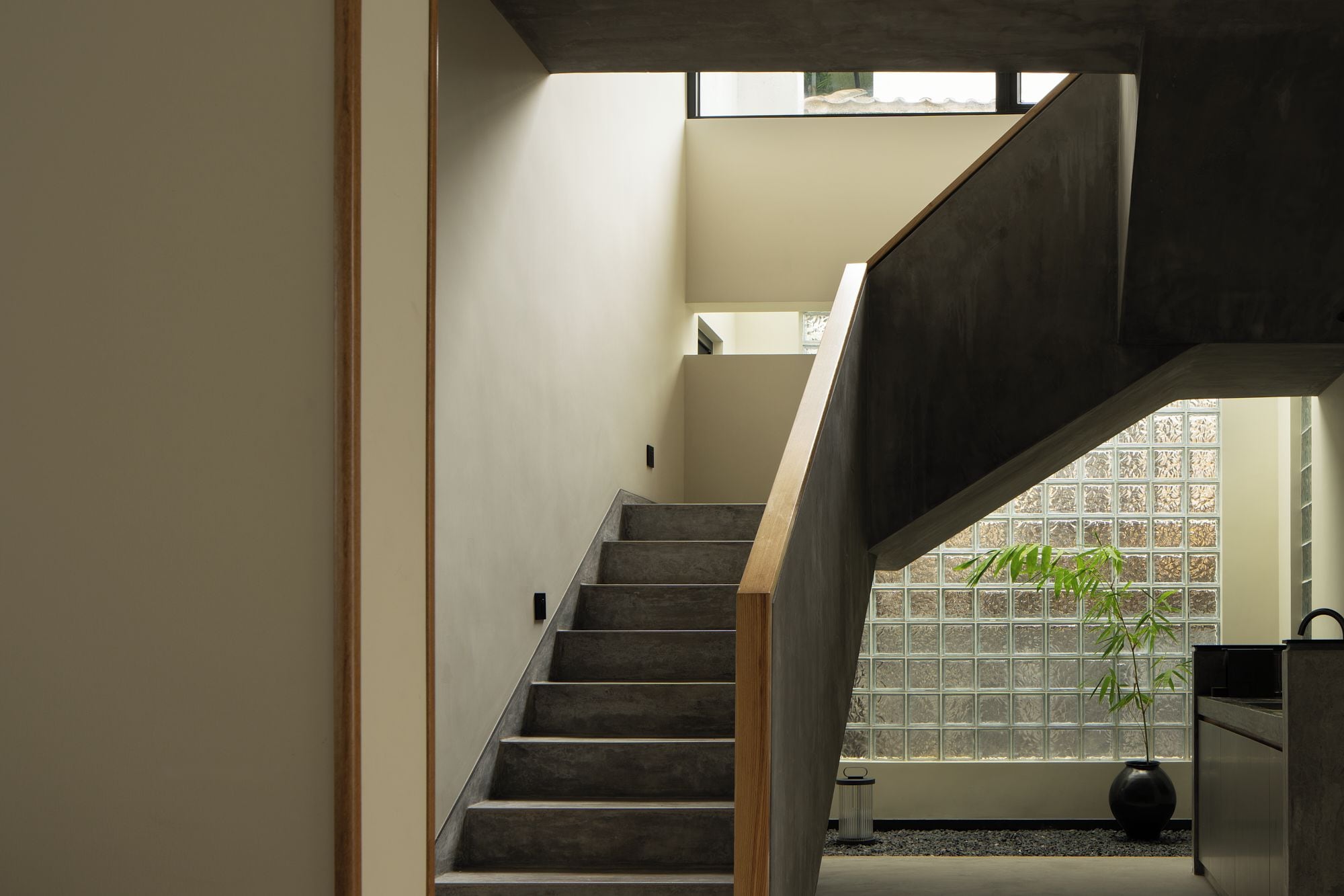 Un escalier au design moderne, menant à un deuxième étage.