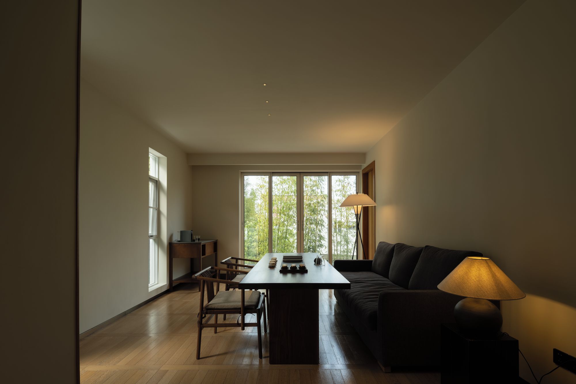 Ein modernes Wohnzimmer mit einer Couch, einem Couchtisch und einer Lampe.