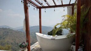 Panoramic Glamping Dome | ระเบียง