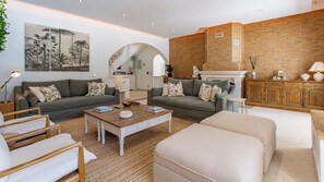 Ein modernes Wohnzimmer mit zwei Sofas, einem Couchtisch und einem Kamin.