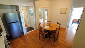 Dining - Tranquil 2-bedroom apartment in pleasant Newtown neighborhood (Newtown)