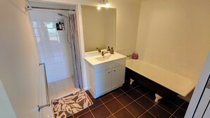 Bathroom - Tranquil 2-bedroom apartment in pleasant Newtown neighborhood (Newtown)