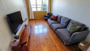 Living area - Tranquil 2-bedroom apartment in pleasant Newtown neighborhood (Newtown)