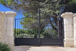 A gated entrance with a metal gate and stone pillars. - Mas de L" Embeli with Pool (Mouries)