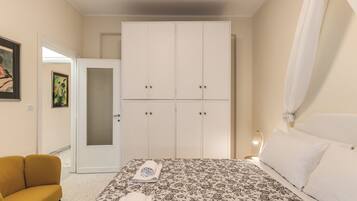 Una camera da letto con un letto, un armadio, una sedia e una porta.