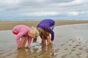 Two children playing in shallow water on a beach. - Inn in Leezdorf with swimming pool (Leezdorf)