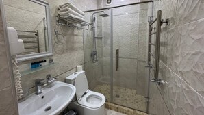 Standard-Dreibettzimmer, 3 Einzelbetten, Balkon, Stadtblick | Badezimmer | Dusche, Haartrockner, Hausschuhe, Handtücher