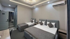 Familien-Dreibettzimmer, Balkon, Stadtblick | Schreibtisch, laptopgeeigneter Arbeitsplatz, schallisolierte Zimmer