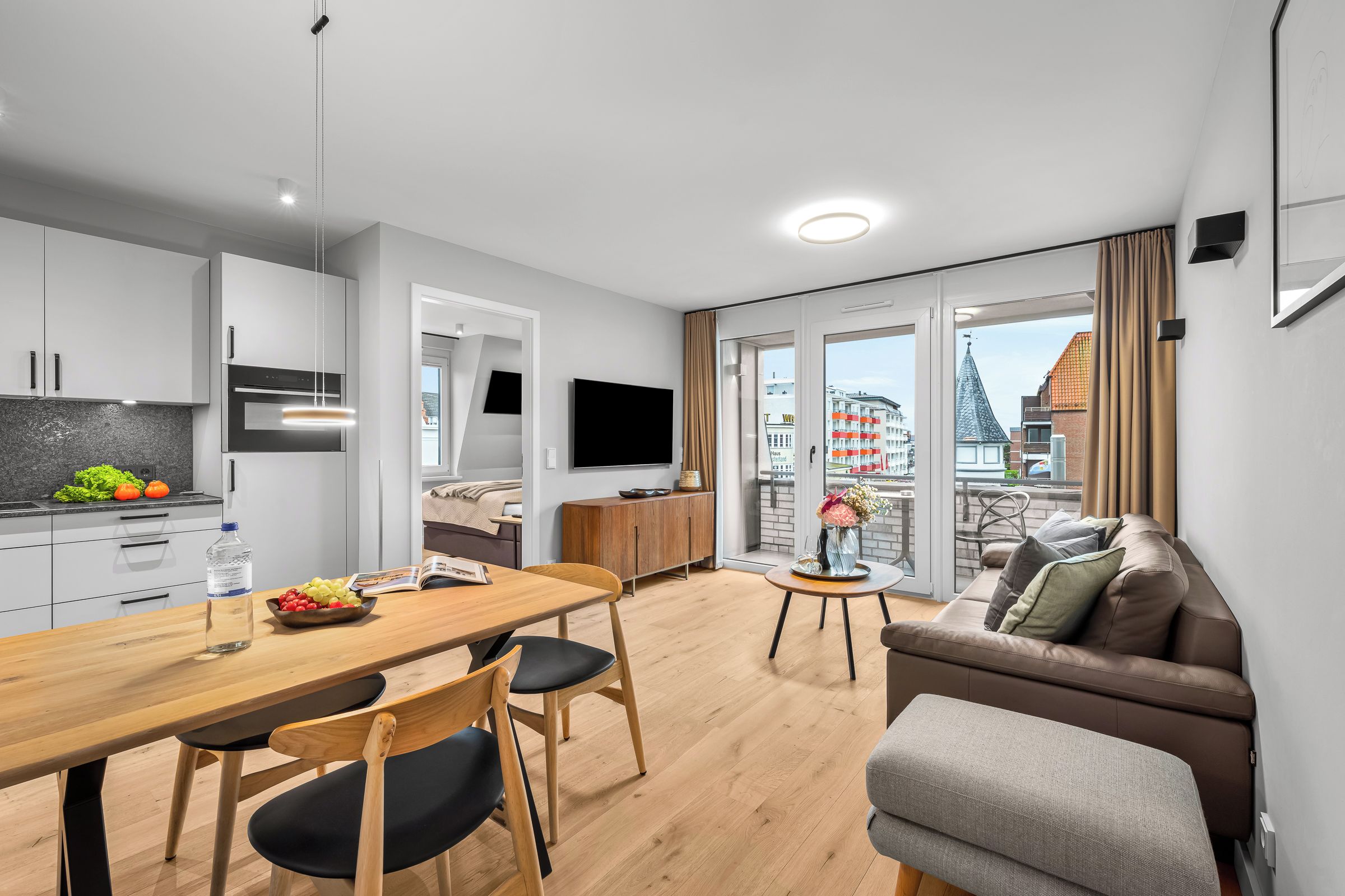 Un apartamento moderno con cocina, comedor y sala de estar.