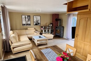 A living room with a sofa, coffee table, and a fireplace. - Holiday home with 2 bedrooms (Joachimsthal)