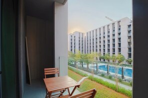 Outdoor dining - Sahab - Panoramic pool view 1BR (Sharjah)