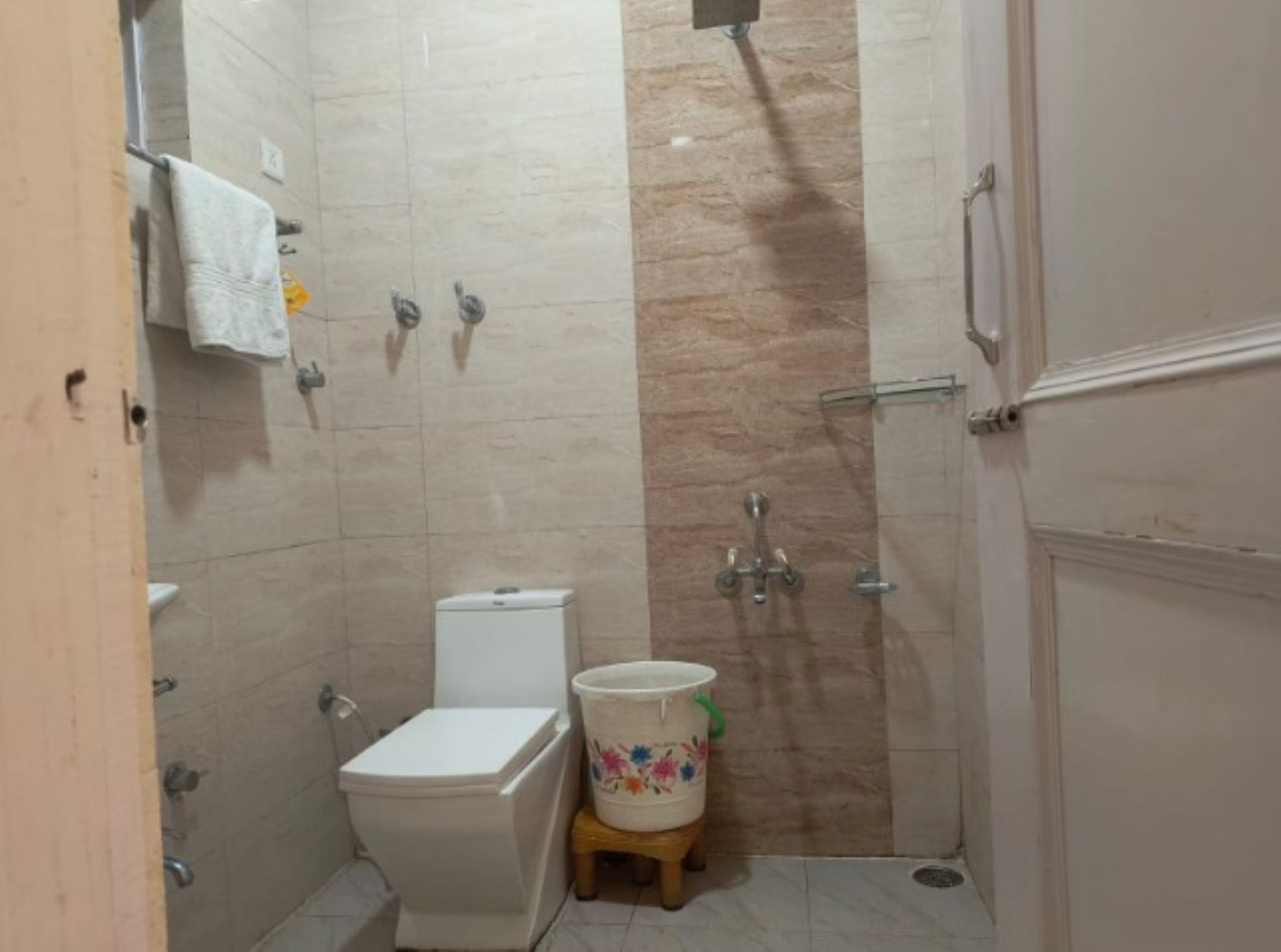 Un baño pequeño con inodoro, ducha y lavamanos.
