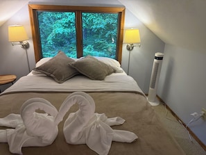 Room - Luxury Chalet on 1.5 Acres: Mountain Views, Hot Tub, Gym, fire pit & Ping-Pong (Windham)
